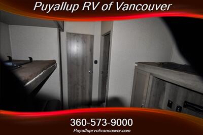 2020 KEYSTONE RV SPRINTER CAMP FIRE EDITION 32   - Photo 12 - Vancouver, WA 98682-4901