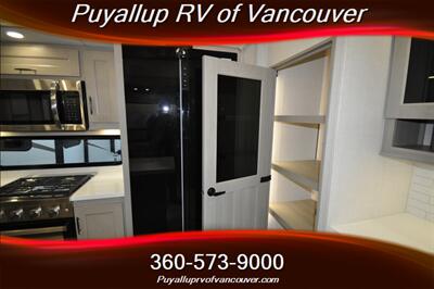 2024 GRAND DESIGN RV INFLUENCE 2903RL - Photo 19 - Vancouver, WA 98682-4901