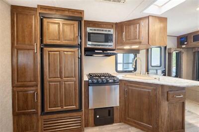 2017 Keystone Cougar 26SABWE - Photo 4 - Puyallup, WA 98373