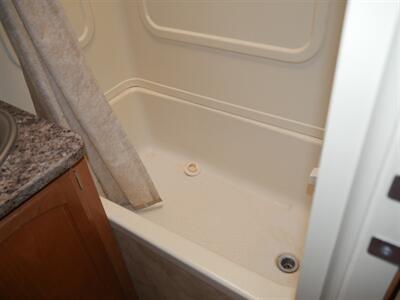 2008 Keystone COUGAR 304BHS   - Photo 12 - Puyallup, WA 98373