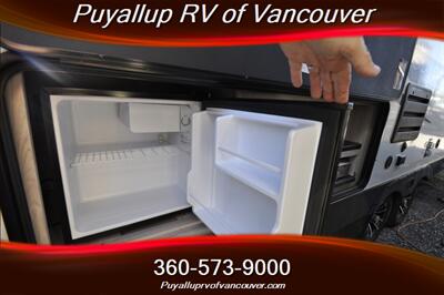 2023 HEARTLAND RV SUNDANCE 241BH TRAVEL TRAILER   - Photo 4 - Vancouver, WA 98682-4901