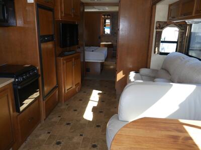 2013 Thor Hurricane 34E   - Photo 16 - Puyallup, WA 98373