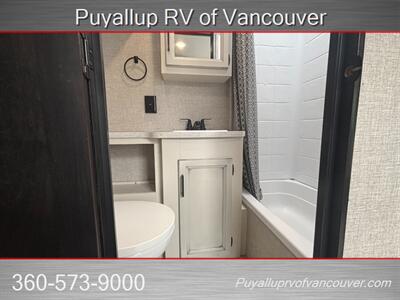 2022 JAYCO JAY FLIGHT M-212QBW   - Photo 21 - Vancouver, WA 98682-4901