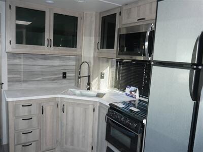 2021 Winnebago Voyage 3033BH   - Photo 6 - Puyallup, WA 98373
