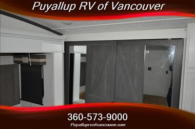 2022 KEYSTONE RV ASTORIA PLATINUM 3173R2P   - Photo 18 - Vancouver, WA 98682-4901