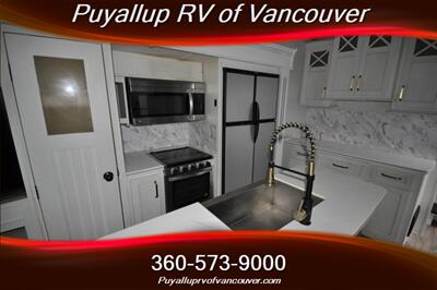 2022 KEYSTONE RV ASTORIA PLATINUM 3173R2P   - Photo 13 - Vancouver, WA 98682-4901