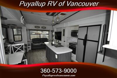 2022 KEYSTONE RV ASTORIA PLATINUM 3173R2P   - Photo 6 - Vancouver, WA 98682-4901