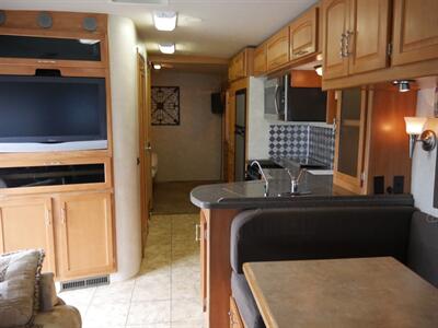 2008 Winnebago Voyage 32H   - Photo 11 - Puyallup, WA 98373