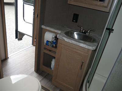 2019 Winnebago Minnie Plus 30RLSS - Photo 10 - Puyallup, WA 98373