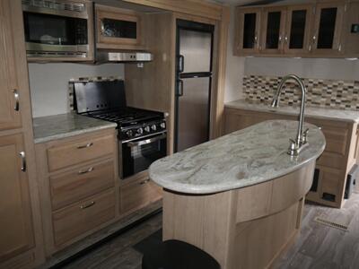 2019 Winnebago Minnie Plus 30RLSS - Photo 6 - Puyallup, WA 98373