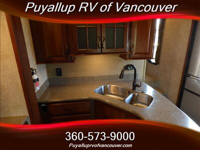 2015 KEYSTONE RV MONTANA LEGACY 3100RL   - Photo 22 - Vancouver, WA 98682-4901