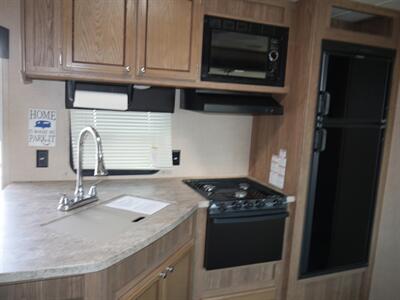 2018 Shasta Revere 32DS   - Photo 4 - Puyallup, WA 98373