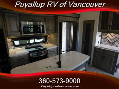 2022 KEYSTONE RV MONTANA LEGACY 3121RL   - Photo 13 - Vancouver, WA 98682-4901