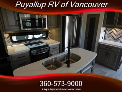 2022 KEYSTONE RV MONTANA LEGACY 3121RL   - Photo 14 - Vancouver, WA 98682-4901