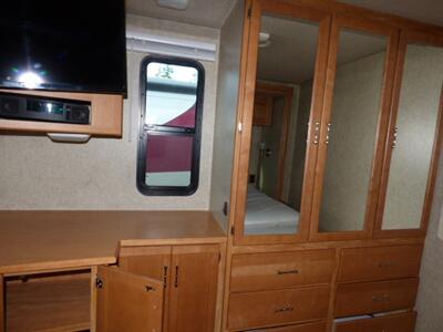 2008 Winnebago Voyage 38J   - Photo 11 - Puyallup, WA 98373