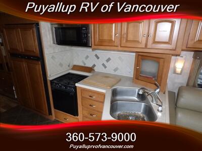 2012 WINNEBAGO ADVENTURER 32H   - Photo 9 - Vancouver, WA 98682-4901