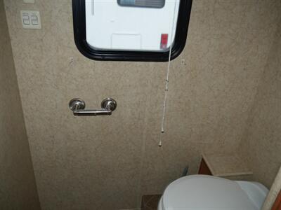 2010 Newmar Ventana 3933 - Photo 6 - Puyallup, WA 98373