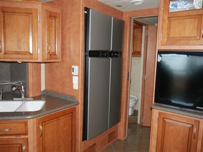 2010 Newmar Ventana 3933 - Photo 5 - Puyallup, WA 98373