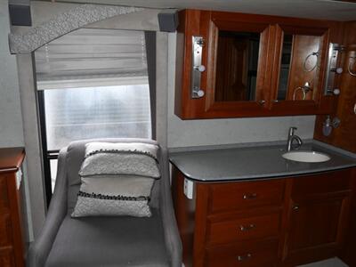 2008 Fleetwood Revolution 40R   - Photo 12 - Puyallup, WA 98373