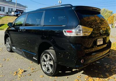 2017 Toyota Sienna SE Premium 8-Passeng   - Photo 5 - Hermon, ME 04401