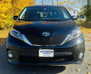 2017 Toyota Sienna SE Premium 8-Passeng   - Photo 2 - Hermon, ME 04401