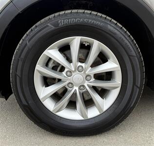 2017 Kia Sorento LX V6   - Photo 9 - Hermon, ME 04401