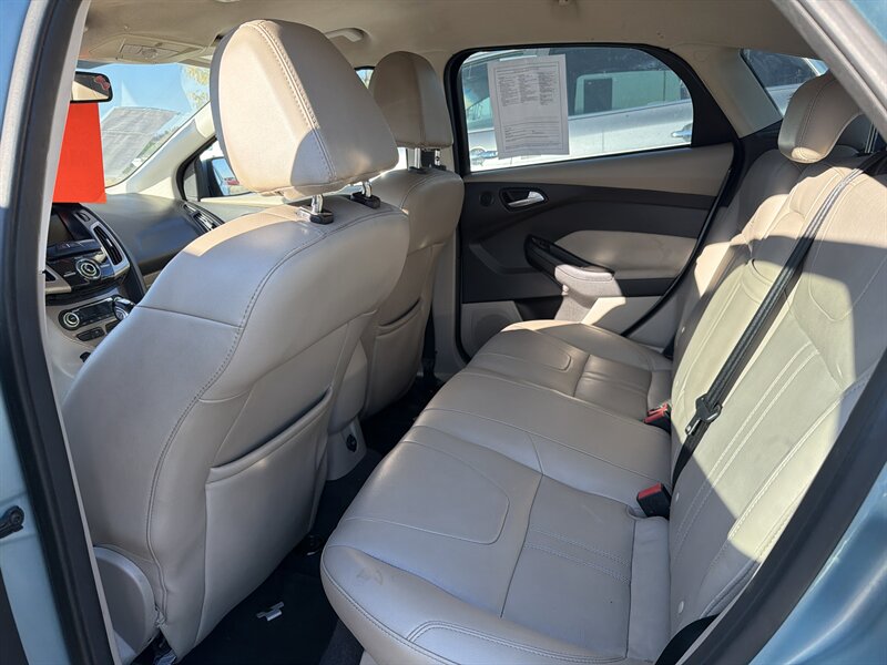 2012 Ford Focus SEL - Photo 6 - Central Point, OR 97502