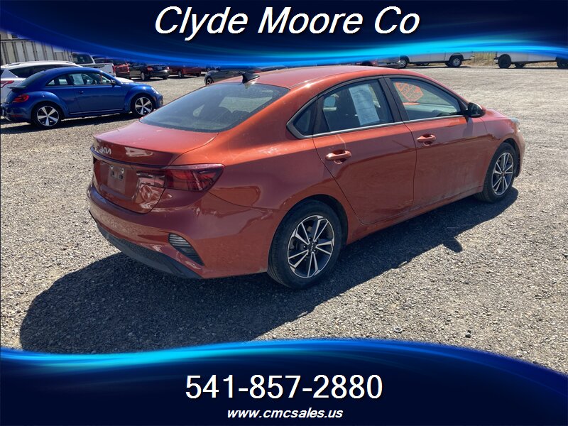 2022 Kia Forte LXS - Photo 2 - Central Point, OR 97502