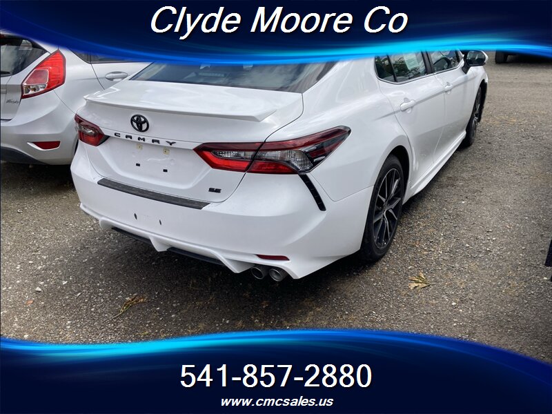 2023 Toyota Camry SE - Photo 2 - Central Point, OR 97502
