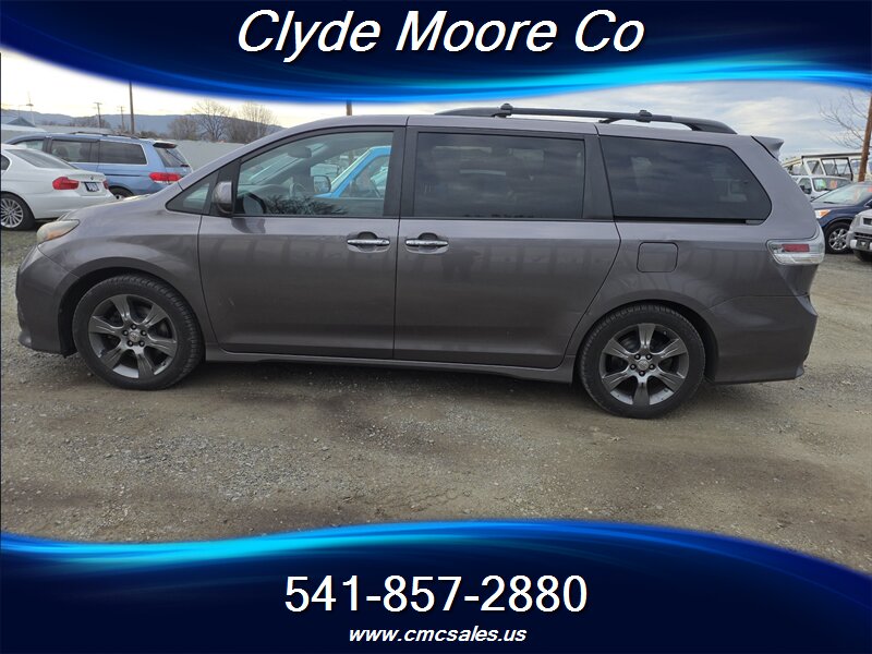 2015 Toyota Sienna SE 8-Passenger - Photo 2 - Central Point, OR 97502