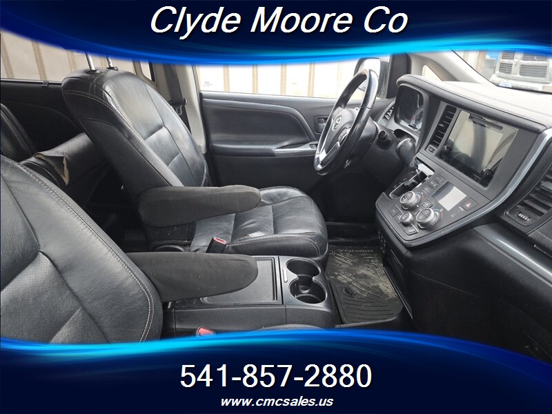 2015 Toyota Sienna SE 8-Passenger - Photo 4 - Central Point, OR 97502