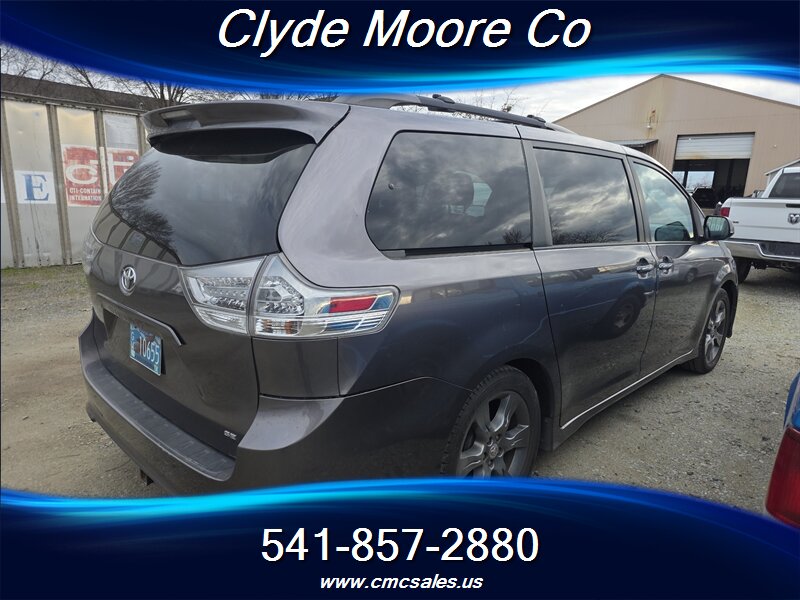 2015 Toyota Sienna SE 8-Passenger - Photo 3 - Central Point, OR 97502