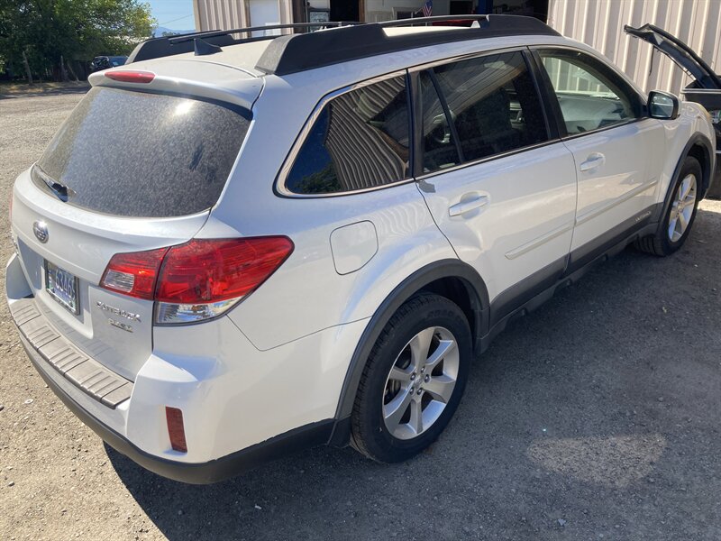 2014 Subaru Outback 2.5i Limited - Photo 2 - Central Point, OR 97502