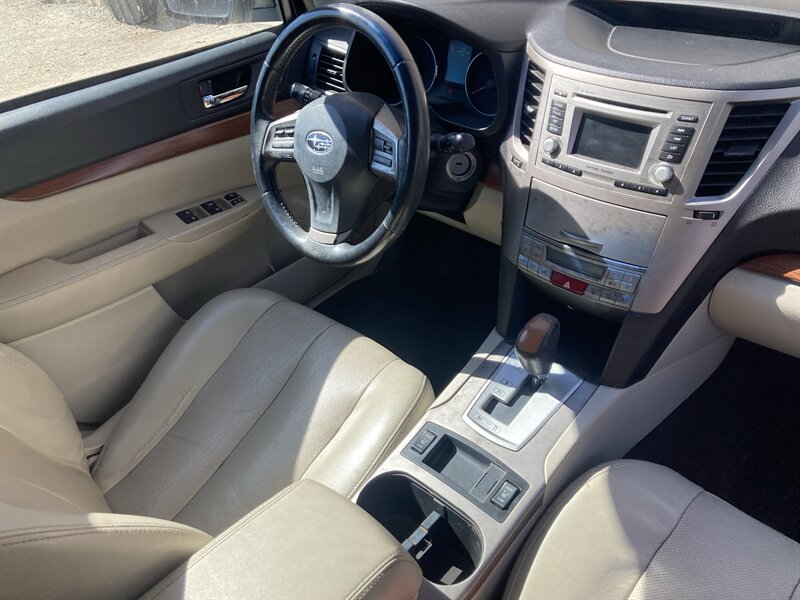 2014 Subaru Outback 2.5i Limited - Photo 3 - Central Point, OR 97502