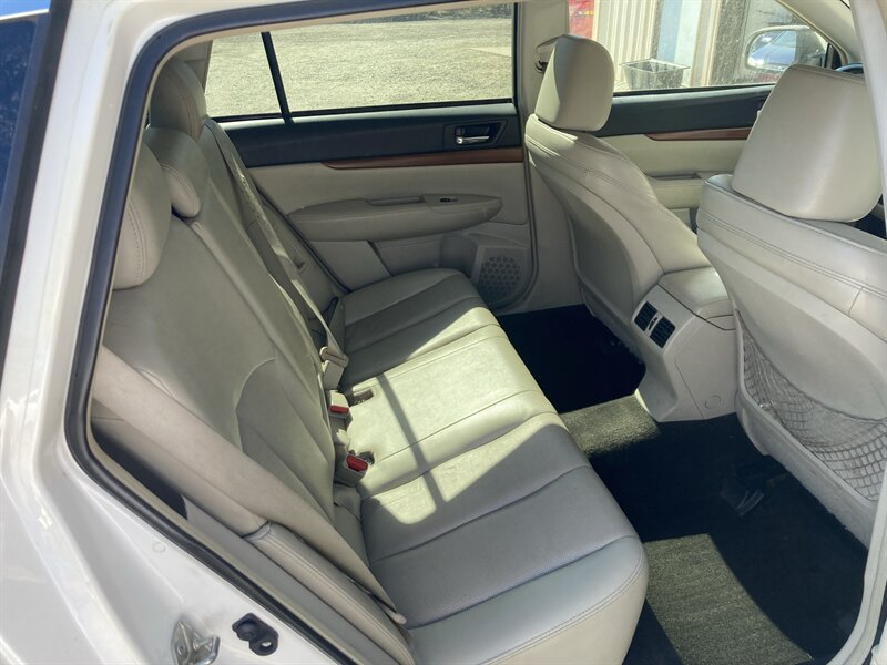 2014 Subaru Outback 2.5i Limited - Photo 4 - Central Point, OR 97502