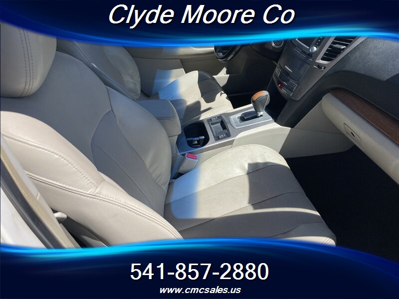 2014 Subaru Outback 2.5i Limited - Photo 4 - Central Point, OR 97502