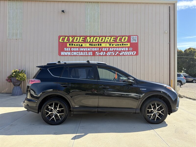 2017 Toyota RAV4 Hybrid SE   - Photo 1 - Central Point, OR 97502