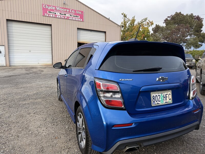 2018 Chevrolet Sonic LT Auto - Photo 6 - Central Point, OR 97502