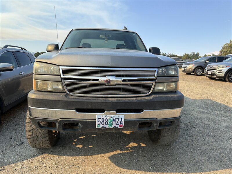 2007 Chevrolet Silverado 2500HD Classic LT1 - Photo 2 - Central Point, OR 97502