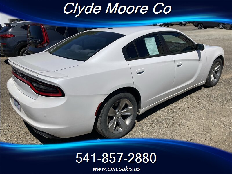 2015 Dodge Charger SE - Photo 2 - Central Point, OR 97502