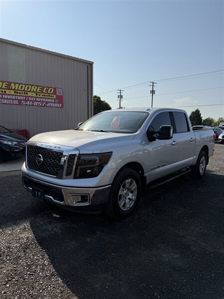 2018 Nissan Titan SV - Photo 2 - Central Point, OR 97502