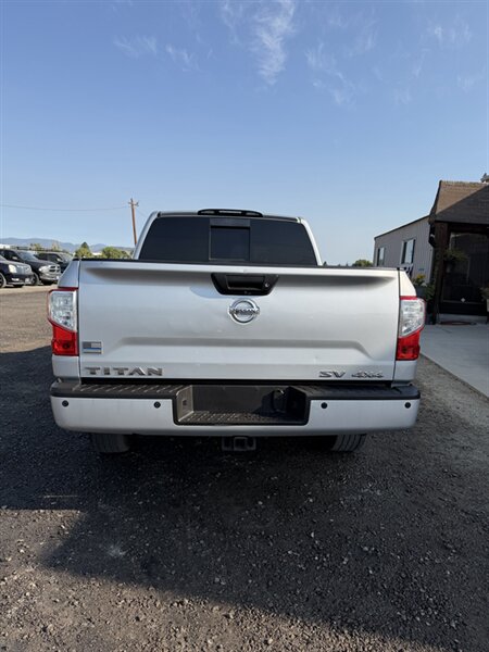 2018 Nissan Titan SV - Photo 6 - Central Point, OR 97502