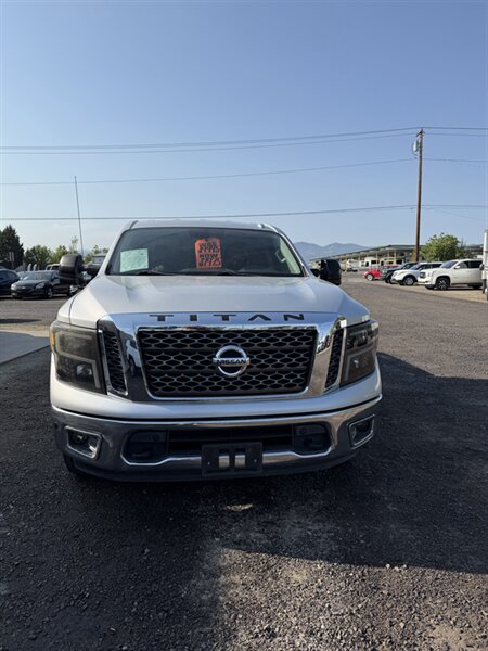 2018 Nissan Titan SV - Photo 4 - Central Point, OR 97502