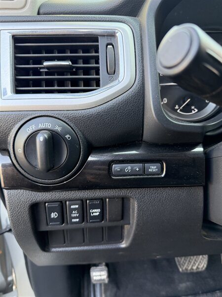 2018 Nissan Titan SV - Photo 9 - Central Point, OR 97502