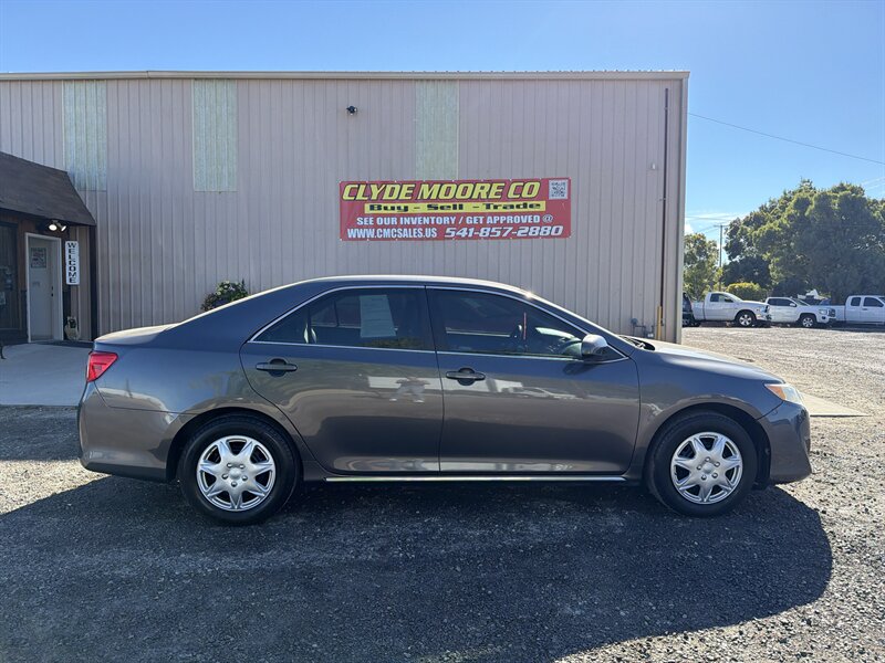 2014 Toyota Camry LE   - Photo 1 - Central Point, OR 97502