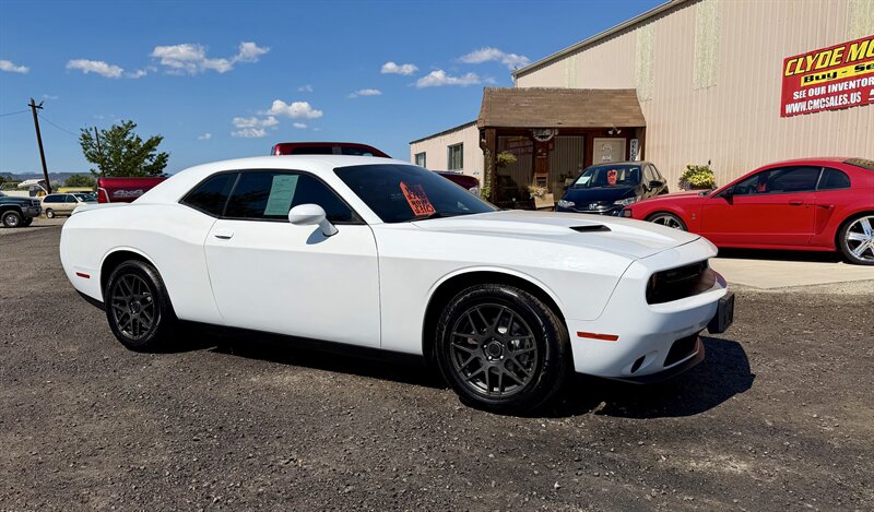 2020 Dodge Challenger SXT - Photo 2 - Central Point, OR 97502