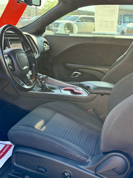 2020 Dodge Challenger SXT - Photo 6 - Central Point, OR 97502
