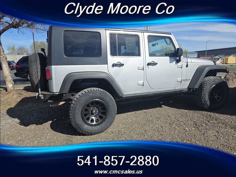 2010 Jeep Wrangler Unlimited Sport   - Photo 1 - Central Point, OR 97502