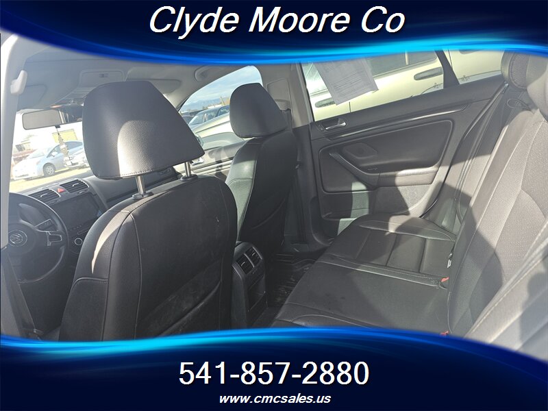 2010 Volkswagen Jetta SE PZEV - Photo 4 - Central Point, OR 97502