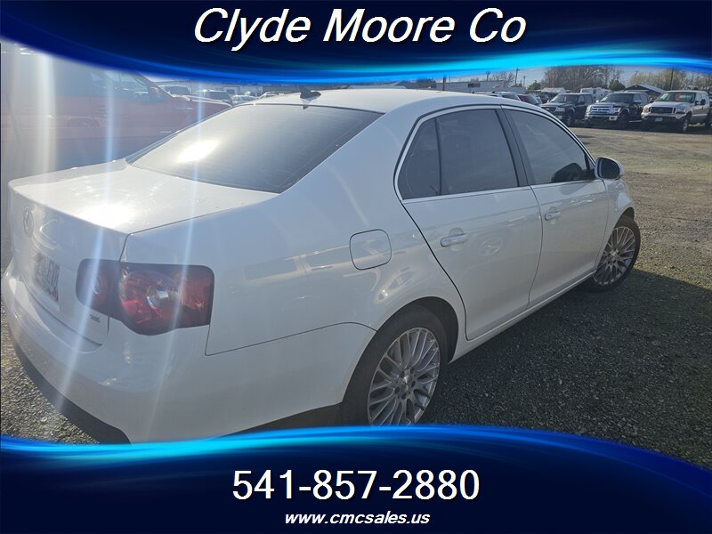 2010 Volkswagen Jetta SE PZEV - Photo 2 - Central Point, OR 97502